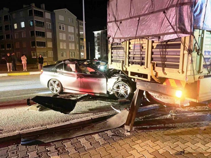 Konya’da otomobil park halindeki kamyona çarptı: 2 yaralı