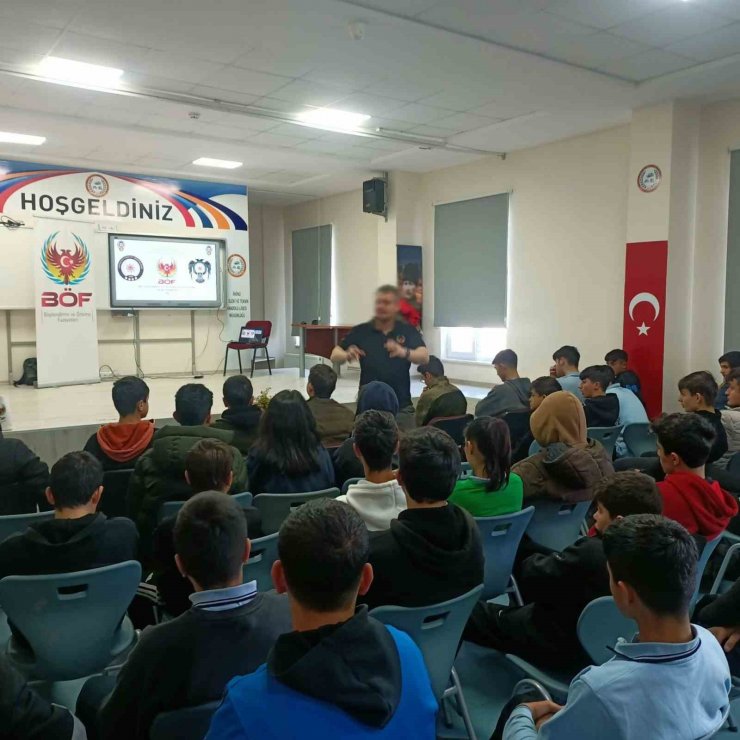 Polis ekipleri öğrencilere terörle mücadeleye yönelik sunum yaptı