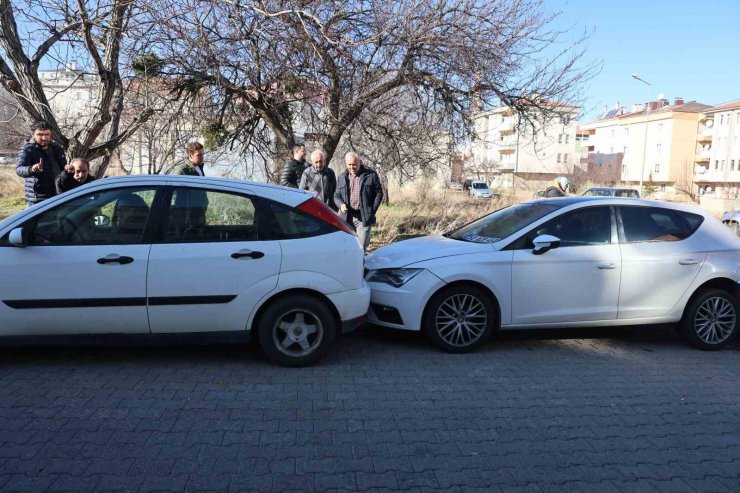 Aracına çarpan şoföre kızdı: "Arabayı duman etmişsin"