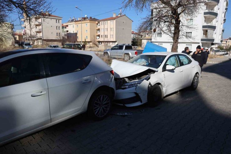 Aracına çarpan şoföre kızdı: "Arabayı duman etmişsin"