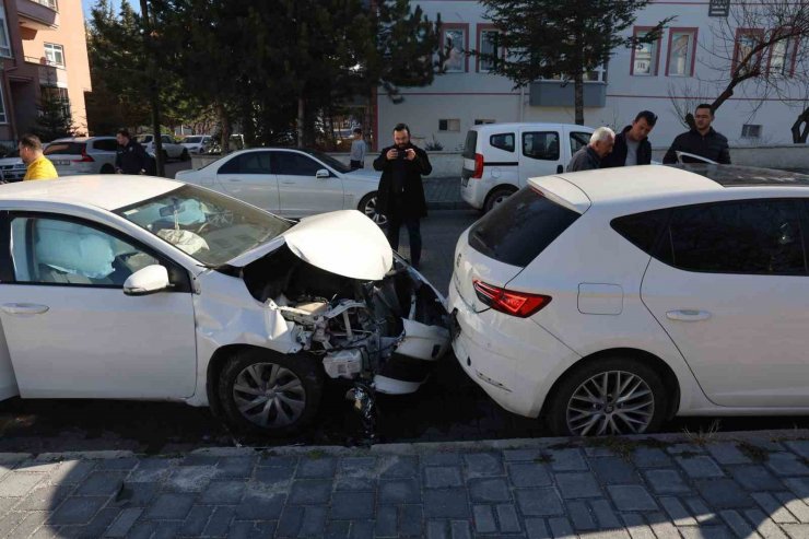 Aracına çarpan şoföre kızdı: "Arabayı duman etmişsin"