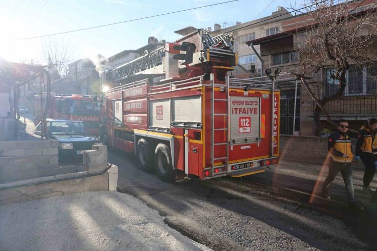 2 katlı evde çıkan yangın korkuttu