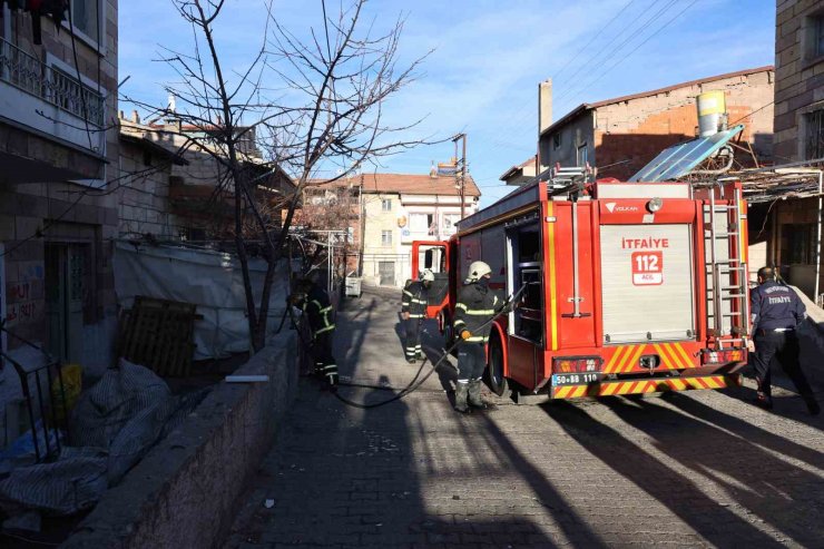 2 katlı evde çıkan yangın korkuttu