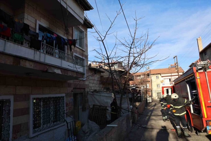 2 katlı evde çıkan yangın korkuttu