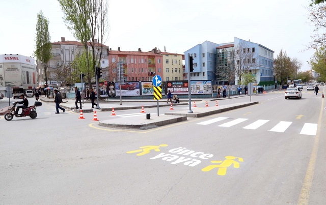 thumbnail_trafikte-oncelik-yayalarin-(4).jpg